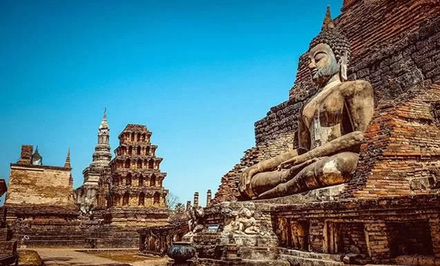 Palais Royal Wat Maha That Palais Royal Wat Maha That Wat Si Chum Xve Bouddha Assis 15m Hauteur Wat Si Sawai Xiie Shiva Lampang Restaurant Nord Thailande Sommets Couverts Forets Tecks Cascades Villages Accroches Flanc Montagnes